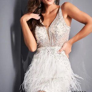 NWT - SIZE 6, JOVANI SHORT, FORMAL, WHITE, FEATHER, SEQUINED & BEADED, BRA CUPS